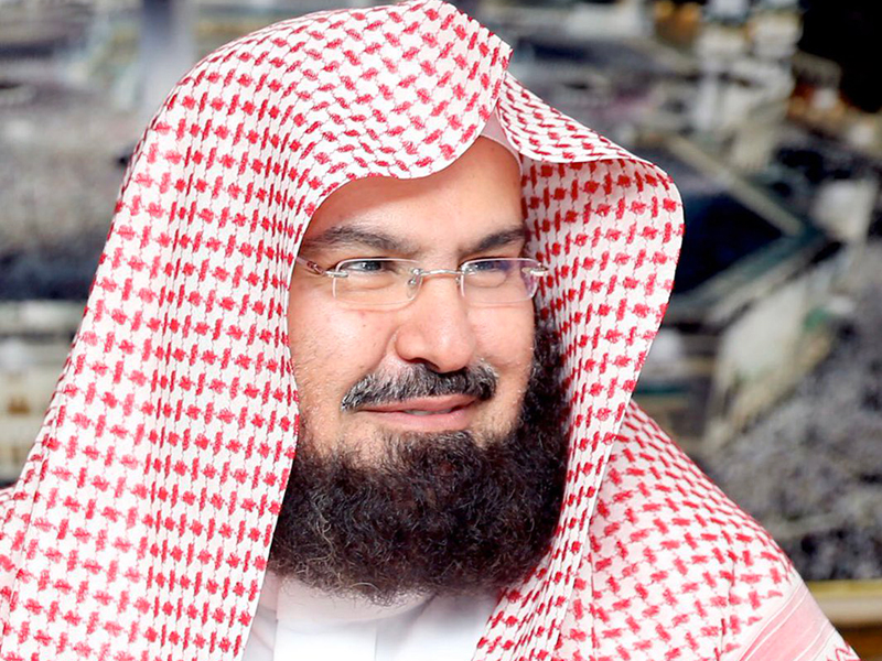 الرئيس العام لشؤون المسجد الحرام يشارك في تنظيف صحن المطاف في الحرم المكي